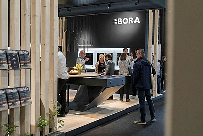 möbel austria & küchenwohntrends 2025: Besucher auf der Messe, im Hintergrund Messestände