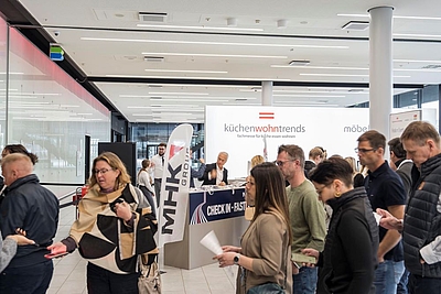 möbel austria & küchenwohntrends 2025: Besucher auf der Messe. Im Hintergrund Messestände