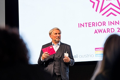 Preisverleihung Interior Innovation Award 2025: Erich Gaffal auf der Bühne