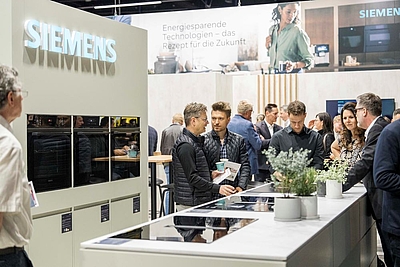 Messebesucher rund um den Messestand von Siemens auf der möbel austria & küchenwohntrends