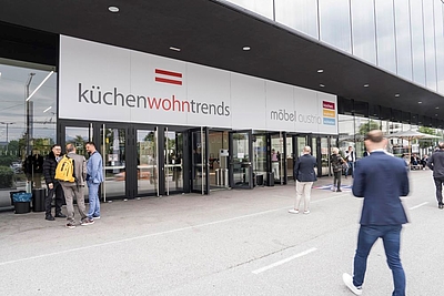 möbel austria & küchenwohntrends 2025: Eingang zur Messe mit Messebesuchern