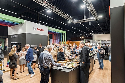 möbel austria & küchenwohntrends 2025: Besucher auf der Messe. Im Hintergrund Messestände